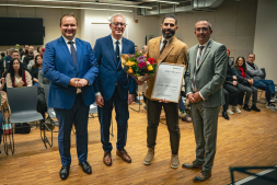  Blij met de Integratieprijs: Muaiad Abd Alrahman (2e van rechts), voorzitter van de Duits-Syrische vereniging Bocholt, ontving de Integratieprijs 2025 uit handen van (van links naar rechts) Fabian Bohland, Michael Wiesmann en Juan Lopez Casanava. 
