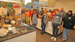  Acht Jugendliche und acht Seniorinnen und Senioren trafen sich in der Fabi zum kultur- und generationenübergreifenden Kochen - Foto: Bruno Wansing, Stadt Bocholt 