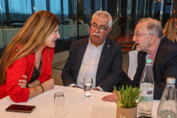  De gasten van het Internationaal Café en het spreekuur van de Integratieraad moeten met elkaar in gesprek gaan.   