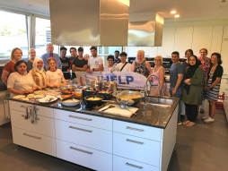 Intergenerationeel koken aan het einde van IHELP Aan het einde van het IHELP-project kwamen de deelnemers samen om nog een intergenerationeel kookevenement te organiseren in het FABI.