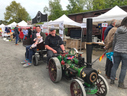  Niet alleen de kinderen hadden veel plezier met de kleine stoomlocomotief op het kinder- en familiefestival op 1 mei 