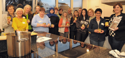 Generatie Koken 7.3.2023 - Foto 1 Samen dingen doen, samen praten, van elkaar leren! Dat is waar het derde generatie kookevenement bij de Fabi om draaide... en olijfolie.