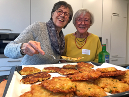  Als dat er niet heerlijk uitziet. Christa en Marlies met de Westfaalse geraspte koekjes 