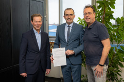  Voorstanders van onderwijs in de taal van oorsprong (van links naar rechts):  Eerste gemeenteraadslid Thomas Waschki, voorzitter van de integratieraad Juan Lopez Casanava en gemeentelijk integratieambtenaar Bruno Wansing. 