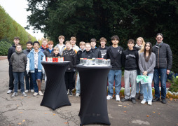  Ongeveer 20 leerlingen van de Israhel van Meckenemschool staken woensdagmiddag een handje toe op de hoofdbegraafplaats van Bocholt.  