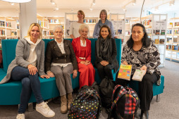  Haben das Demenzrucksack-Angebot erweitert: (von links): Nina Kremer vom Seniorenbüro, Sophia Heitz und Agnes Epping (beide Seniorenbeirat), Isabel Testroet (Geschäftsbereichsleiterin Stadtbibliothek) und Ellen Edelmann (Seniorenbüro) sowie (hintere Reihe, von links) Claudia Alders und Klaudia Kroesen von der Stadtbibliothek. 