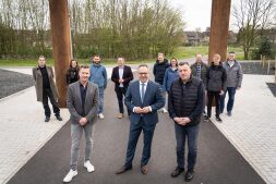  Vertegenwoordigers van de stad Bocholt en de aannemers samen met de schoolhoofden Hans Wessels (rechtsvoor), Jens Heinemann (linksvoor) en burgemeester Thomas Kerkhoff (middenvoor) voor de ingang van de \