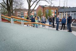  Op de binnenplaats van basisschool Biemenhorst aan de Weserstraße staat een nieuw speeltoestel met een glijbaan en een evenwichtsbalk. 