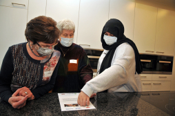 Koken voor generaties - foto 1 Samen koken, de dialoog aangaan en van elkaar leren. (Archieffoto april 2022)