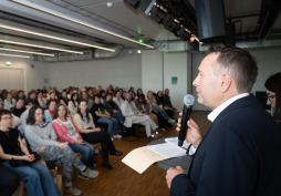  Max Benda, hoofd sociale zaken van de stad Bocholt, verwelkomde de deelnemers.   