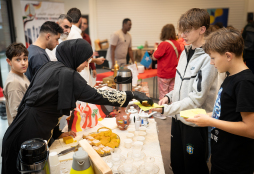 Internationaal koffie- en theefestival in het kader van de Interculturele Week Koffie, thee en gezellige gesprekken in de mensa aan de Benölkenplatz
