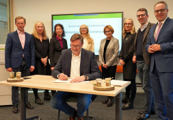 Samenwerkingsovereenkomst begraafplaats district Bocholt 1 Samen voor een sterke buurt met begraafplaatsen (van links naar rechts): Thomas Waschki (eerste gemeenteraadslid, stad Bocholt), Agnes Wellkamp, Andrea Unland (beiden \