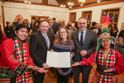 BVK de Sumi Districtsbestuurder Kai Zwicker (2e van links) en burgemeester Thomas Kerkhoff zijn opgetogen samen met Ruth Overbeck de Sumi (midden), die het Federale Kruis van Verdienste ontving.