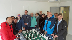  Vertegenwoordigers van de wijken Lowicker Straße / Weidenstraße en de schietvereniging Feldmark-West overhandigen een tafelvoetbaltafel als donatie aan de vluchtelingenopvang op het voormalige terrein van SC 26. 