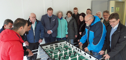  De tafelvoetbaltafel is goed ontvangen door de mensen in de noodopvang. Er werd meteen een spelletje gespeeld.  