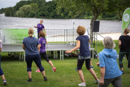 Er werd ook gedanst bij de start van de Gezondheidsdagen - bij Bocholter Aasee. In het weekend vindt er nu een dansfestival plaats in het Langenbergpark. Er werd ook gedanst bij de start van de Gezondheidsdagen - bij Bocholter Aasee. In het weekend vindt er nu een dansfestival plaats in het Langenbergpark.