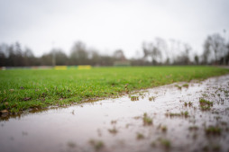  De gemeentelijke grasvelden zijn gesloten vanwege het weer, laat de stad Bocholt weten. 