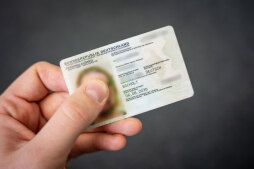 Controleer nu de geldigheidsdatum op je identiteitskaart of paspoort en begin met een gerust hart aan je zomervakantie. Controleer nu de geldigheidsdatum op je identiteitskaart of paspoort en begin met een gerust hart aan je zomervakantie.