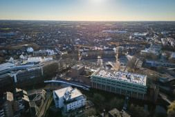 Luchtfoto van de bouwplaats van het stadhuis Luchtfoto van de bouwplaats en de Berliner Platz.