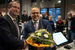  Björn Volmering (l.) is de nieuwe wethouder van de stad Bocholt. Burgemeester Thomas Kerkhoff feliciteert zijn toekomstige collega. 