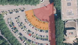 Sluitingen van parkeerplaatsen voor geothermische boringen In de zogenaamde 2e bouwfase worden 15 parkeerplaatsen (rode gebied) afgesloten vanaf 15 december. Vanaf 2 januari worden nog eens 42 parkeerplaatsen tijdelijk afgesloten in de 3e bouwfase (oranje gebied).