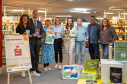 Donatie voor de boekenkist (vanaf links) Karen Angenent van Thalia Mayersche Bocholt overhandigt de donatie aan Björn Volmering, hoofd culturele zaken van Bocholt, en de leden van het leesmentornetwerk Claudia Alders (Stadsbibliotheek), Claudia Schmeink (St. Josefparochie), Isabel Testroet (afdelingshoofd), Birgit Tebroke en Rainer Howestädt (vrijwilligersorganisatie) en Stefanie Winde (hoofd FaBi).