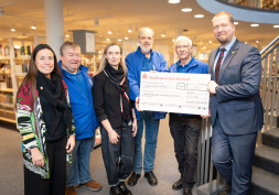 Donatie aan de zelfhulpgroep voor slaapapneu Overhandiging van de donatiecheque aan de zelfhulpgroep (van links naar rechts): Jule Wanders (hoofd van de afdeling Cultuur en Onderwijs), Robert Dunkerbeck (1e voorzitter van de Zelfhulpgroep Slaapapneu), Melanie Tenhumberg (hoofd van de Stadsbibliotheek), Roland Kolks (penningmeester), Dirk Hendriks (2e voorzitter), Björn Volmering (eerste gemeenteraadslid).