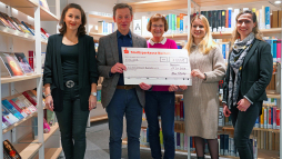 Scheckübergabe Eine-Million-Sterne 1.000 Euro für den guten Zweck (v.l.n.r.): Isabel Testroet (Stadtbibliothek Bocholt), Erster Stadtrat Thomas Waschki, Elisabeth Weiß (Pfarrei Liebfrauen), Lisanne Dienberg (Caritas Bocholt) und Melanie Tenhumberg (Stadtbibliothek) bei der symbolischen Scheckübergabe für die Aktion \