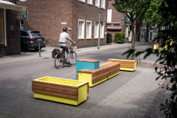 Neues Stadtmobiliar lädt in der Innenstadt zum Verweilen ein Auch an der Wesemannstraße, im Schatten der Liebfrauenkirche, stehen Sitzmöbel für die Bocholter Stadtterrassen. Wer mag, kann hier eine kleine Pause machen.