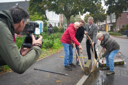  Breken gezamenlijk de symbolische stoeprand af: (van rechts) Freek Diersen (bestuurslid van de Heimatverein Suderwick), Anton Stapelkamp (burgemeester van de gemeente Aalten), Dave Welling (hoofd stadsontwikkeling van de stad Bocholt) en Johannes Hoven (voorzitter van de Heimatverein Suderwick). 