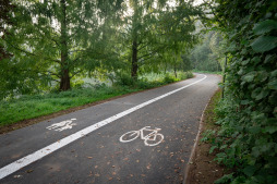  Op de zuidelijke oever van het Aasee-meer zijn het fiets- en voetpad voorzien van pictogrammen 