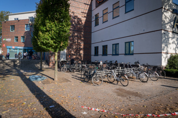 <p>Het gebied voor de arcades krijgt ook nieuwe leunstangen en zes afsluitbare fietsboxen.</p>