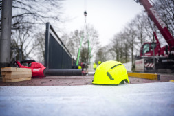 De nieuwe brug in de Uhlandstraße is vrijdagochtend geleverd en geïnstalleerd De nieuwe brug in de Uhlandstraße is vrijdagochtend geleverd en geïnstalleerd