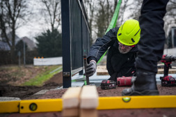 De brug werd geassembleerd uit twee voorgemonteerde delen die elk ongeveer 2,5 ton wogen. De brug werd geassembleerd uit twee voorgemonteerde delen die elk ongeveer 2,5 ton wogen.