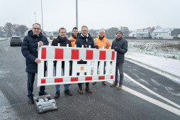  Geben gemeinsam die Straße symbolisch frei: Bürgermeister Thomas Kerkhoff (von links), Verkehrsplaner Jan Diesfeld, Bauleiter Michael Albers, Stadtbaurat Daniel Zöhler, Bauunternehmer Erwin Hülscher sowie Hans Schliesing (Leiter Fachbereich Mobilität und Umwelt) 