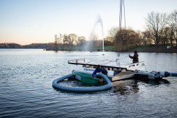 Medewerkers van het gespecialiseerde bedrijf uit Freudenstadt laten een van de drijvende pompen in het water zakken