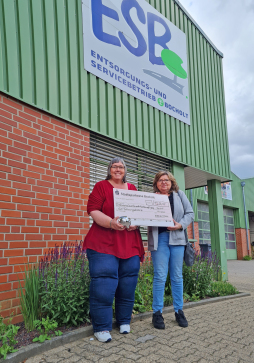  Zorgvereniging AWO kan blij zijn met 1.257 euro. AWO-medewerkster Gabriele Theling (rechts) ontving de donatie van de laatste grofvuilruil uit handen van afvaladviseur Petra Tacke. 