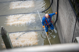 De platen op de bodem van de beluchtingstank werden vernieuwd De platen op de bodem van de beluchtingstank werden vernieuwd