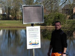  ESB-Mitarbeiter Antonius Schepers stellt Hinweisschilder an der Mosse, am Aa-See, im Stadtwald und am Ententeich auf, um auf das Fütterverbot von Wasservögeln hinzuweisen.  