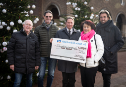 Kerstballenactie 2026 Blij met het hoge donatietotaal voor Tafel Bocholt (van links naar rechts): Heinz-Richard Thiebing (voorzitter van Tafel Bocholt e.V.), Andreas Euting, Jasmin Langela (beiden ESB) en de twee organisatoren Susanne Hülskamp-Seesing en Ingo Damhus.