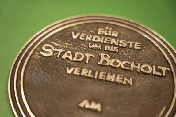Onderscheidingen, ereburgerschap, stadsplaquette, erering