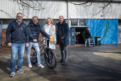 <p>Burgemeester Thomas Kerkhoff (vanaf links), gemeenteraadslid Daniel Zöhler, milieuambtenaar Angela Theurich en Hans Schliesing van de afdeling Mobiliteit en Milieu bezochten samen de RADTRENDS beurs.</p>