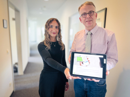 Angstmelders van de stad Bocholt Lara Wienand, van de afdeling Digitale Transformatie van de gemeente Bocholt, en Martin Wolters, hoofd van de afdeling Openbare Orde, zijn blij dat het nieuwe meldingssysteem online is.