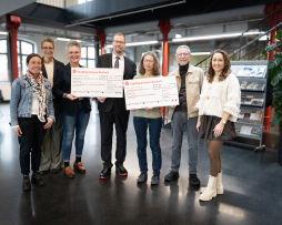  Overhandiging van de donatie aan Omega Bocholt (van links naar rechts): Jule Wanders (Afdelingshoofd Cultuur en Onderwijs), Iris Lehmbrock (Secretaris Omega), Michaela Schneider (Voorzitster Omega), Björn Volmering (Eerste gemeenteraadslid van Bocholt), Christel van der Linden (Ambulante Hospice Dienst Omega), Werner Spieker (Penningmeester Omega), Isabel Testroet (Hoofd Centrum Volwasseneneducatie en JUNGE UNI). 