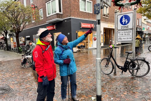 Wandelaars op de villa's van de fabrikant