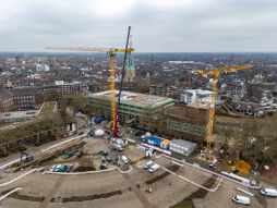  De tweede kraan (links) is bijna tien meter hoger dan zijn 'kleine broer' 