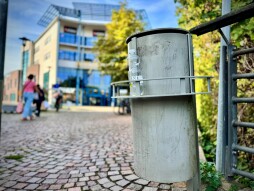  Pfandring an einem Mülleimer an den Arkaden.  