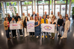  Das Orgateam mit einem Teil der Vertreter der beteiligten Vereine und Organisationen freut sich auf eine tolle Interkulturelle Woche 2025 unter dem Motto \