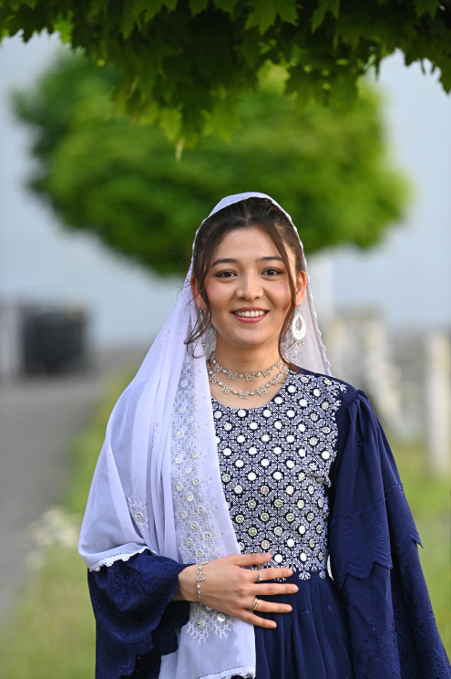 Zeyneb Mohammady in traditioneller afghanischer Tracht