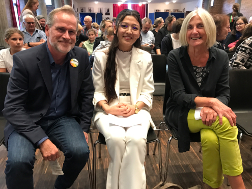 Gemeinsam mit Annette Grümer-Weyers (re) war Zeyneb Mohammady im Jahre 2023 Schirmherrin der Interkulturellen Woche 2023, links Schulleiter Klaus Schepp